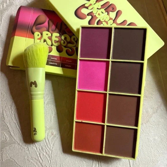 Made by Mitchell Curve Case Pressed Palette & Brush Medium Deep Eyes Blush BNIB
